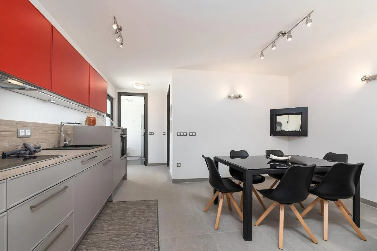 Apartments Elle & Alina Funtana