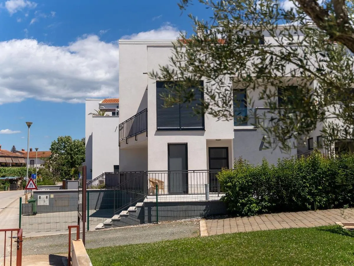 Apartments Elle & Alina Funtana 0*,